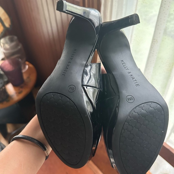 Black Sling Back Heels - Picture 4 of 5